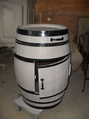 Décapage et finition d'un tonneau en chêne massif à lambesc